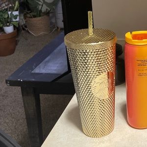 Gold venti Starbucks cup